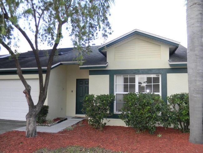 Building Photo - Fantastic  3 Bed / 2 Bath Home with Pool -...