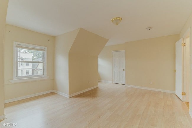 Building Photo - 3 br, 1 bath  - 183 N 11th St