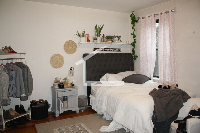 Foto del edificio - Great Deal for 9/1! 4-bed, 1-bath Apt Near Public Transportation