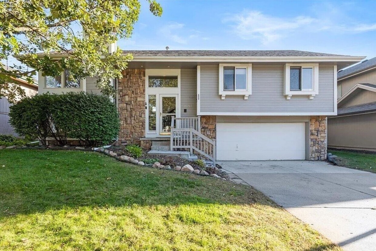 Foto principal - Exceptional Millard School District Home F...