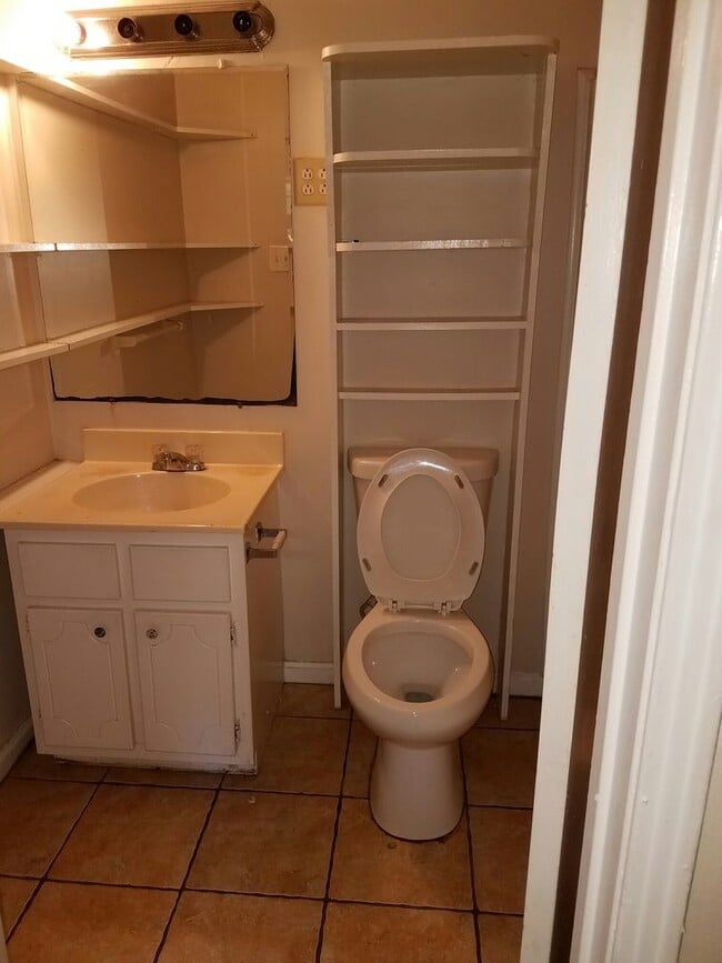 Building Photo - 2 bed 1.5 bath for rent
