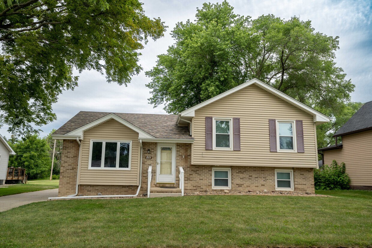 211 5th St NW, Mitchellville, IA 50169 House Rental in Mitchellville