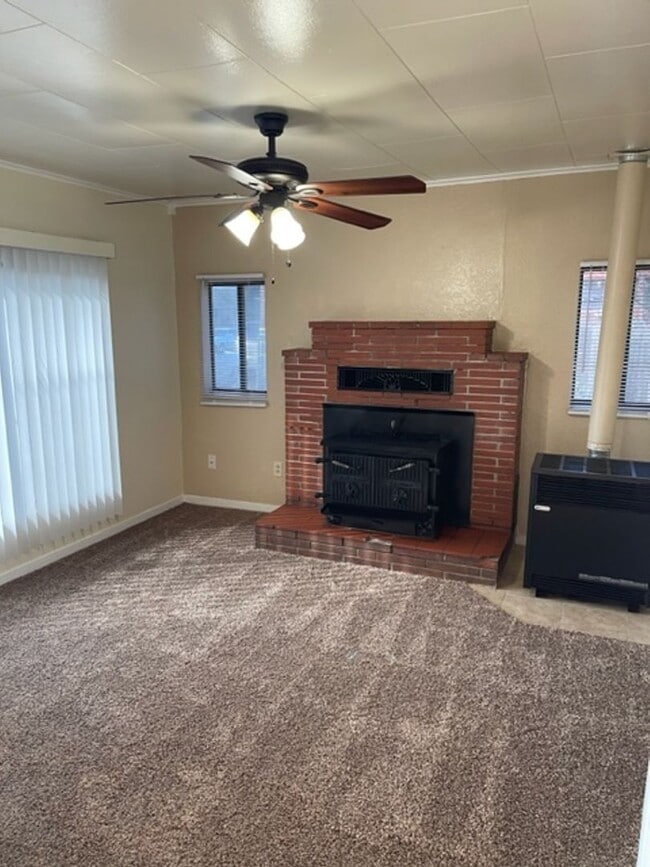 Building Photo - 2 Bedroom in Anderson with yard and garage!