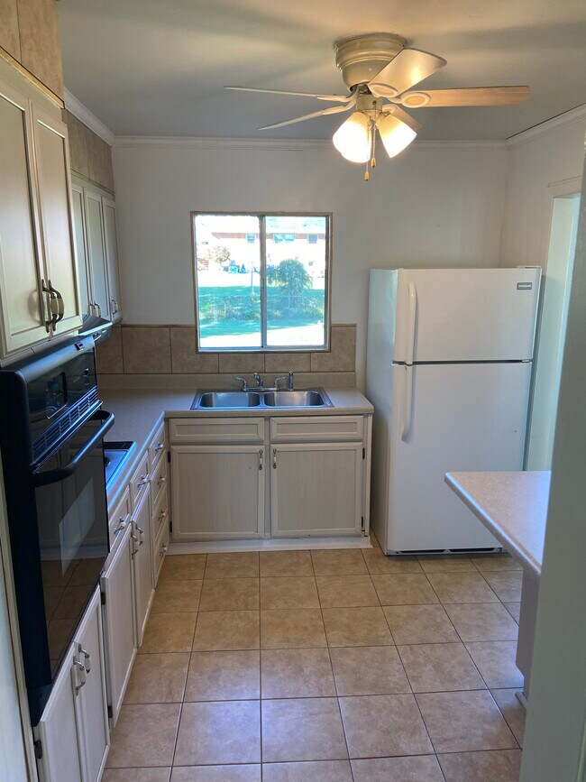 Kitchen - 620 Orlando Ave