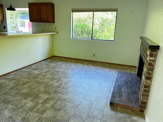 Building Photo - 7620 NE Meadowmeer Ln
