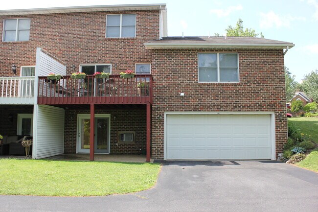 Foto del edificio - Duplex with Basement Garage for Rent
