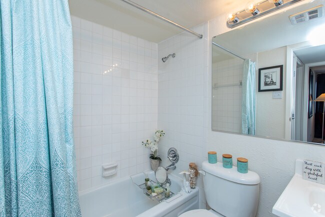 2BR, 1BA - 779 SF Model - Pavilion