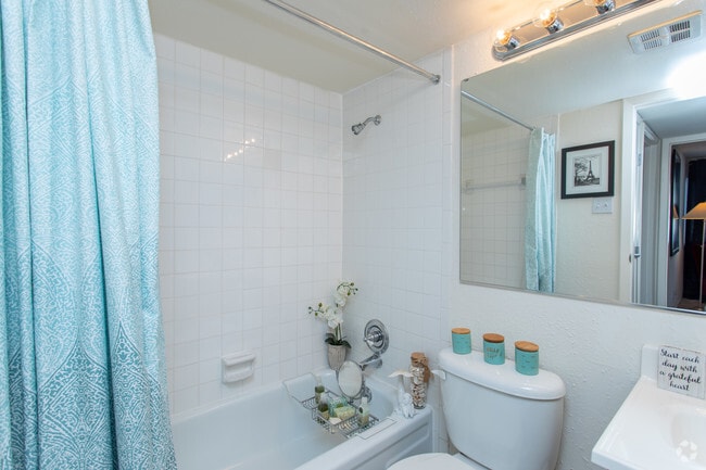 2BR, 1BA - 779 SF Model - Pavilion