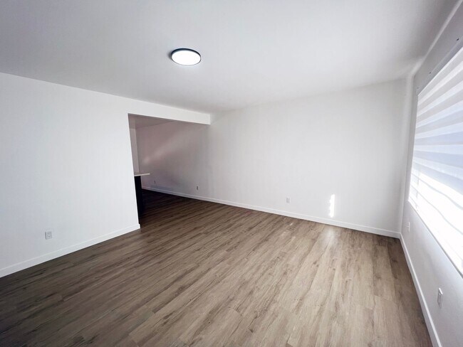 Interior Photo - 521-523 E. Live Oak Avenue