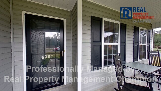 Foto del edificio - Beautiful home boasts open floorplan, screened porch, and spacious fenced yard