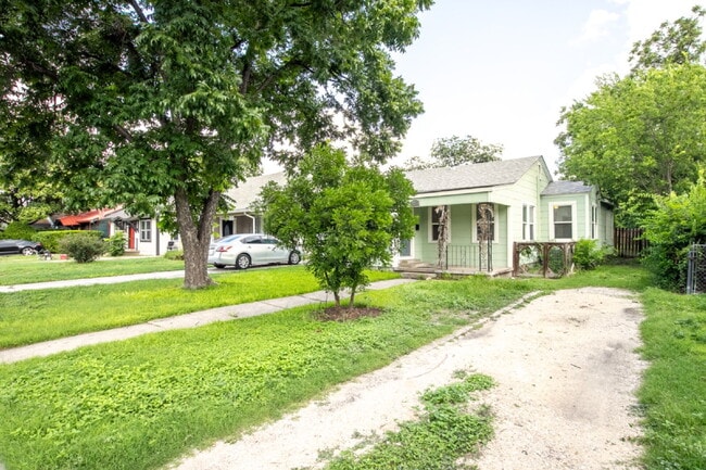 Building Photo - 3br / 2ba house in Woodlawn terrace, close...
