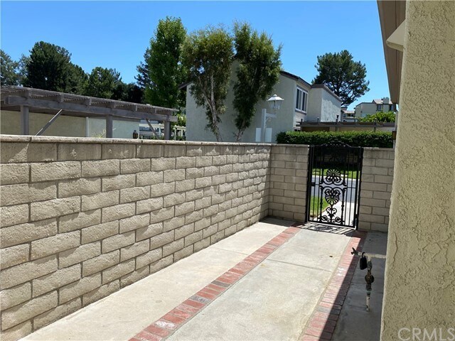 Building Photo - 5570 E Vista Del Amigo