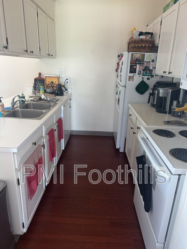 Foto del edificio - 8738 Chase Dr
