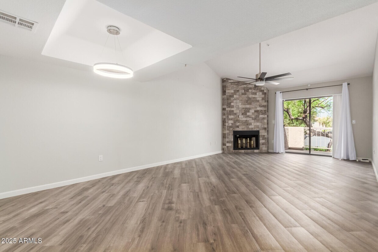 Foto principal - 9460 E Mission Ln