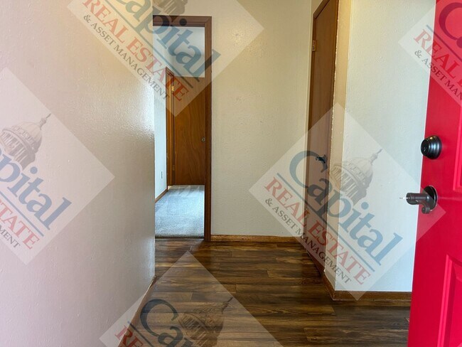 Building Photo - Charming 3 Bedroom