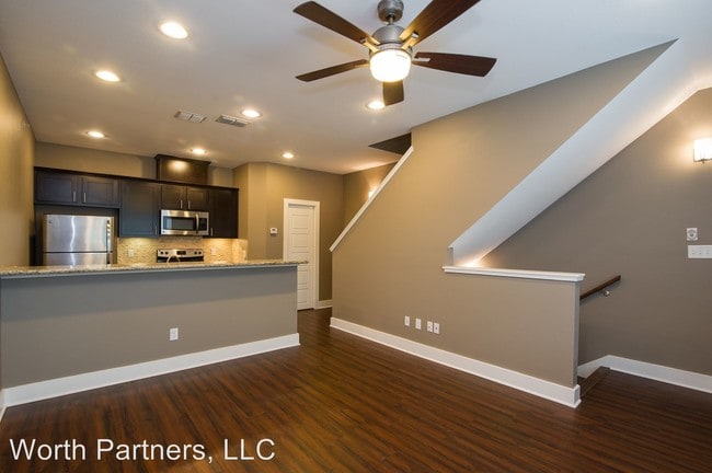 Building Photo - 1 br, 1.5 bath Apartment - 408 College Main