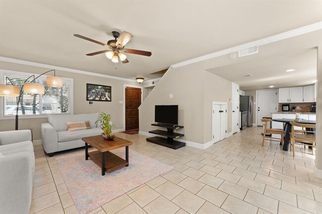 Building Photo - 4503 Sarasota Dr