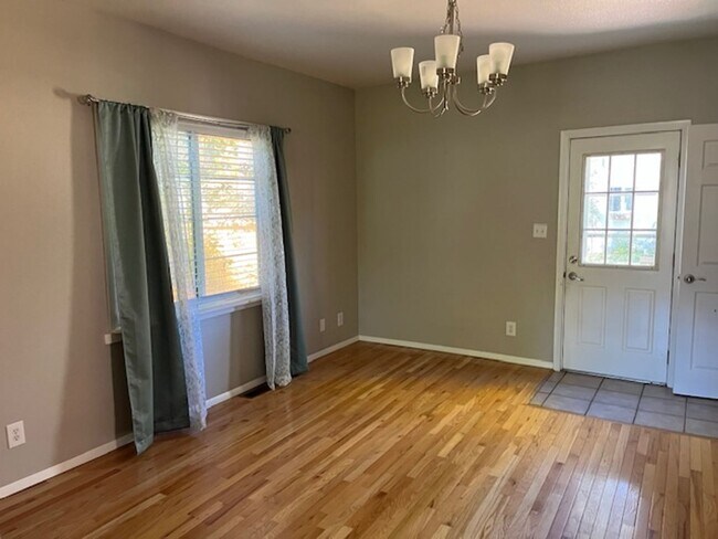 Foto del edificio - Old Town Updated 3 bed home w detached garage