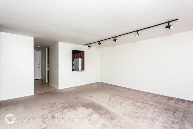 Building Photo - 2660 N Lakeview Ave