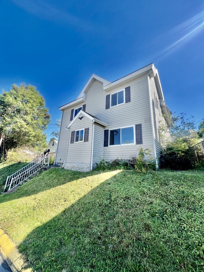 Building Photo - 544 Melrose St