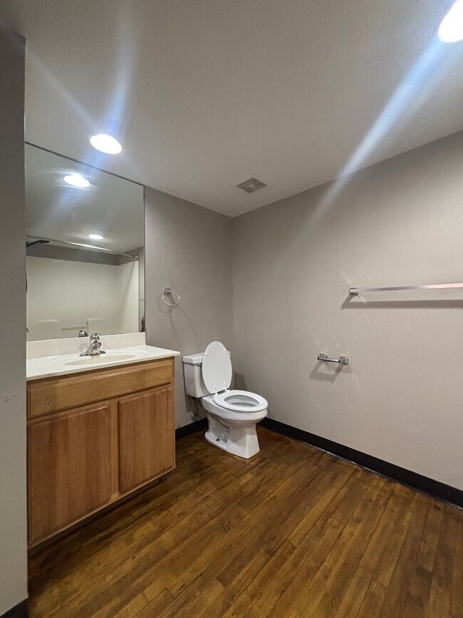 Building Photo - Beautiful 3 bedroom 2 bathroom loft at fou...