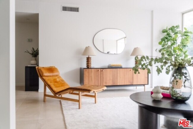 Foto del edificio - 8787 Shoreham Dr