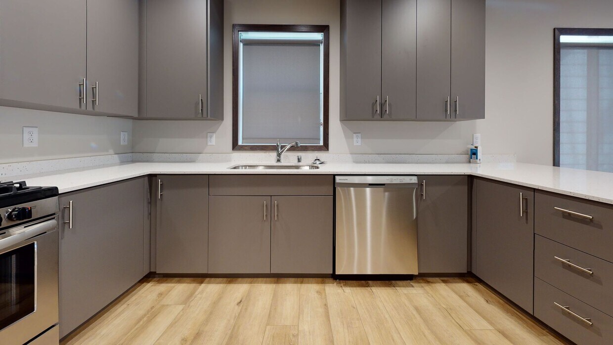 Foto principal - 722 12th Ave SE