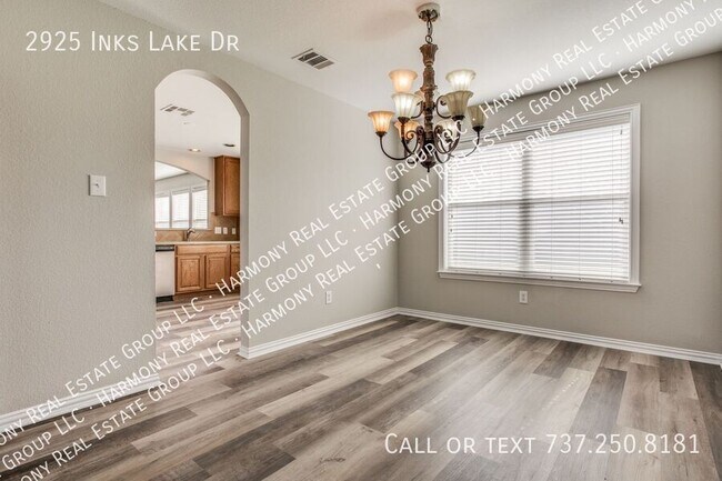 Foto del edificio - 2925 Inks Lake Dr