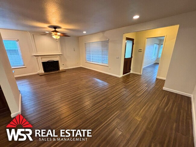 Foto del edificio - Spacious 5 Bedroom Home Near Victoria Ave with Easy Freeway Access