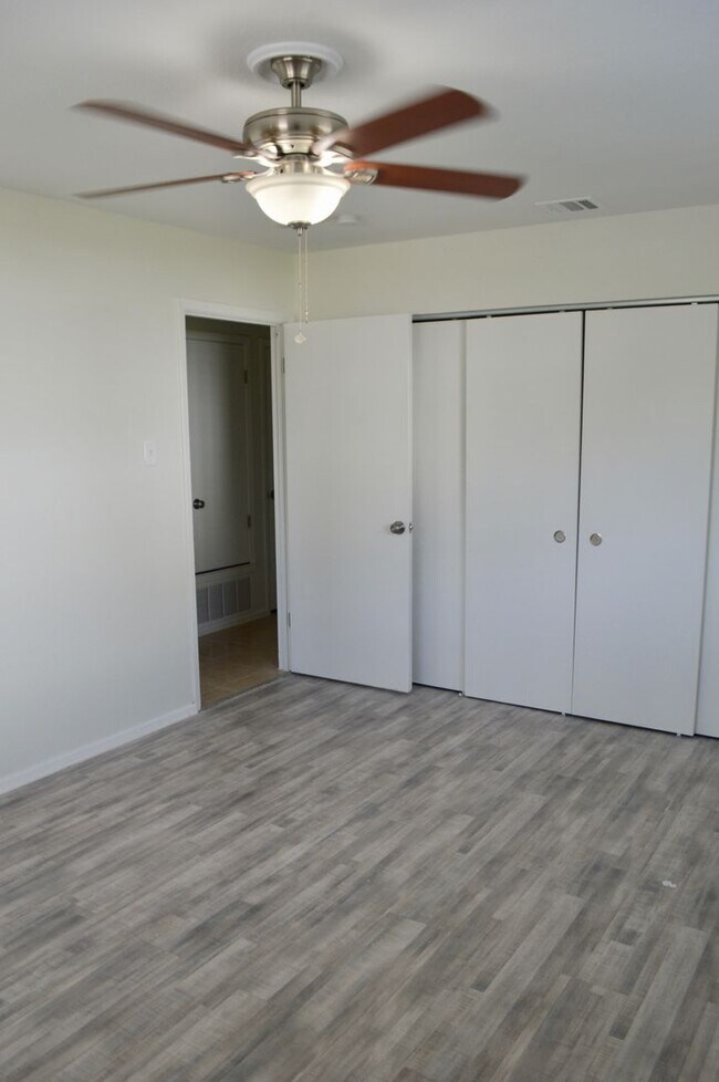 Building Photo - Beautifully remodeled 3 bed 2 bath spaciou...