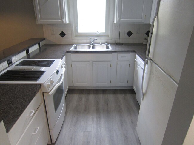 Foto del edificio - Highly Coveted 1 BD/1.5BA Loft Townhome in Waterwoods - Incl Utils