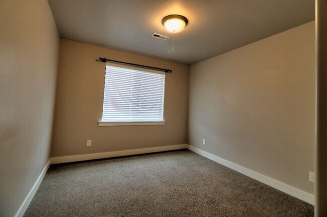Foto del edificio - 3 bed 2.5 bath townhome in Salem