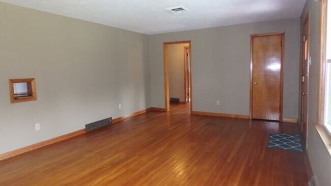 Foto del edificio - Wonderful 3 Bed 1 Bath House w/ Bonus Room!