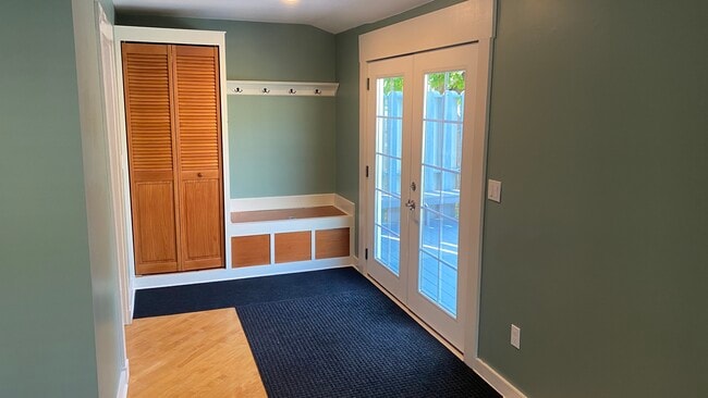 Entry - 154 Beach St