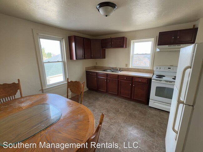 Building Photo - 2 br, 1 bath House - 1 N Main St Apt C