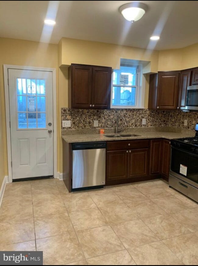 Building Photo - 2807 Miles Ave