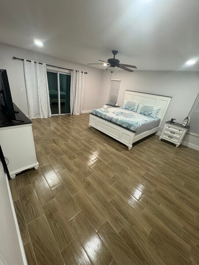 Dormitorio # 1 con cama tamaño King. - 11936 W Waterway Dr