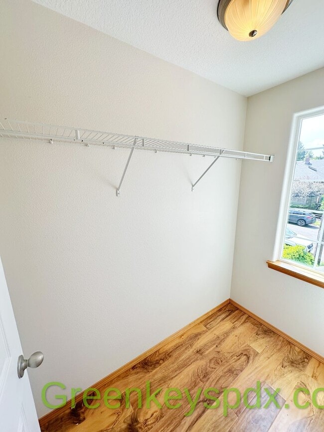 Building Photo - Awesome 3-bedroom 2.5-bathroom house in NE...