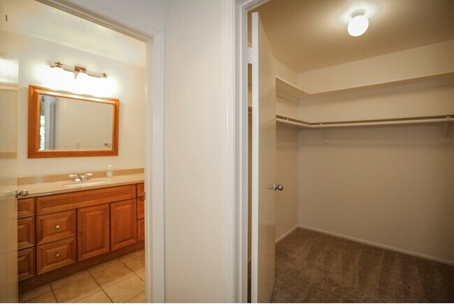 Vestidor y baño principal - The Westwood Bentley Unit 303