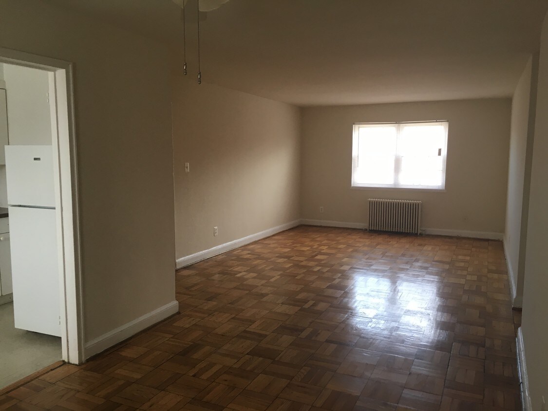 Building Photo - 2106 Hildarose Dr