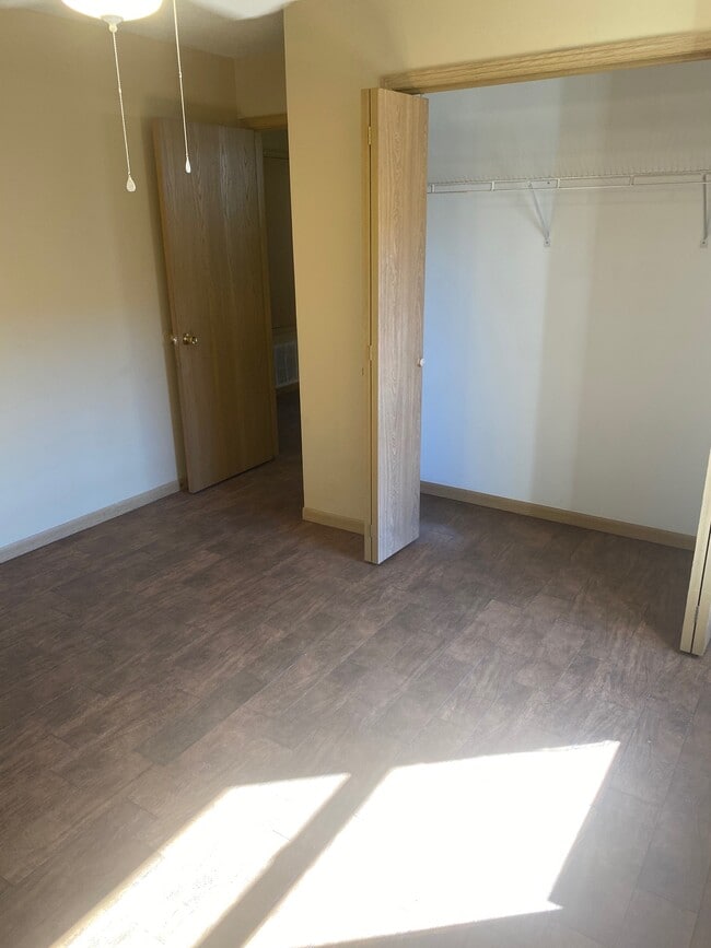 Building Photo - 730 N Daisy Ln