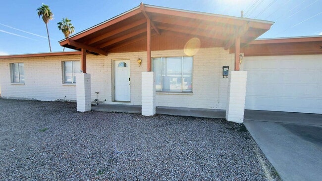 Photo - "Spacious 4-Bedroom Oasis in Phoenix with 2 Full Baths - 1,670 Sq Ft of Comfort!" Apartment