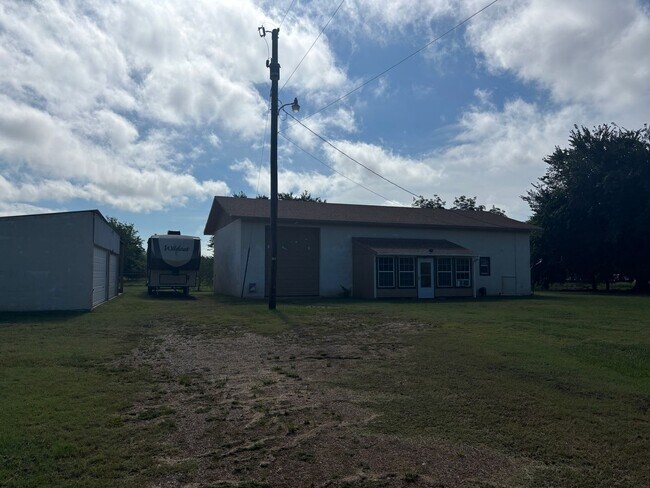 Foto del edificio - 1/1 Barndominium on One Gated Acre in Rura...
