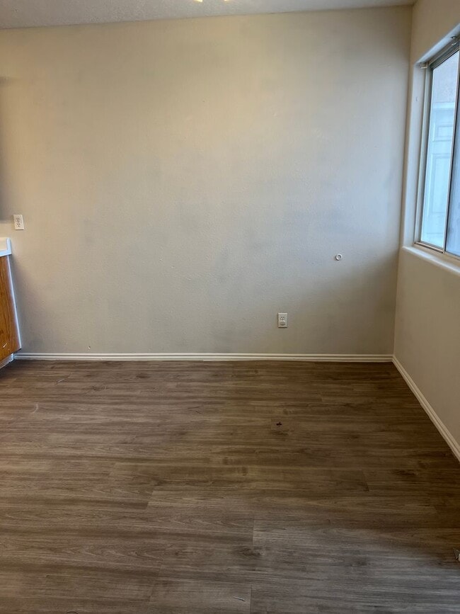 Building Photo - Beautifully refreshed 3 bed 2 bath apartme...