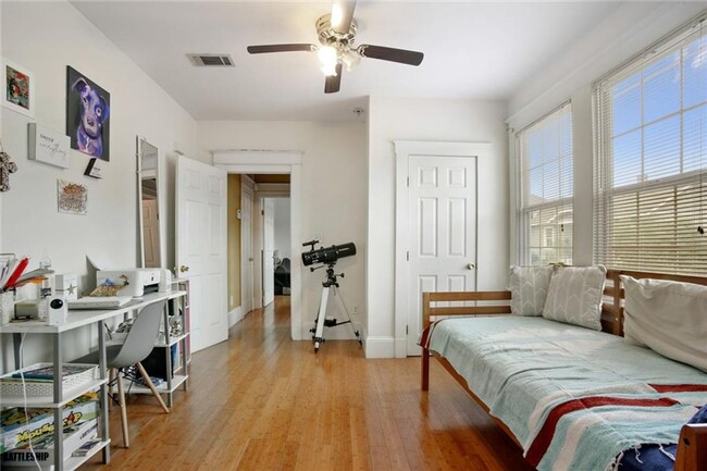 Building Photo - Bright and airy 2 bedroom/1 bath half a Du...