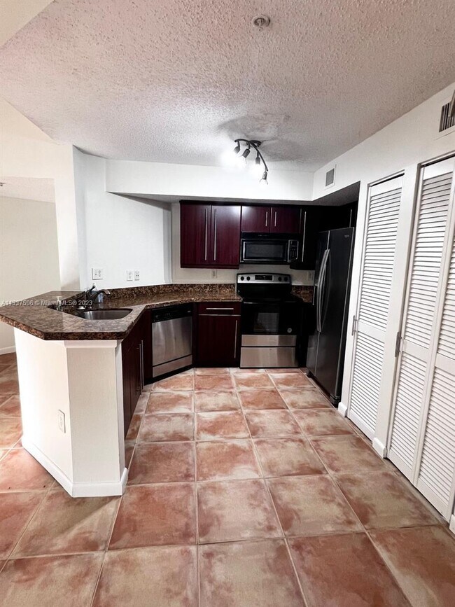 Foto del edificio - 741 N Pine Island Rd