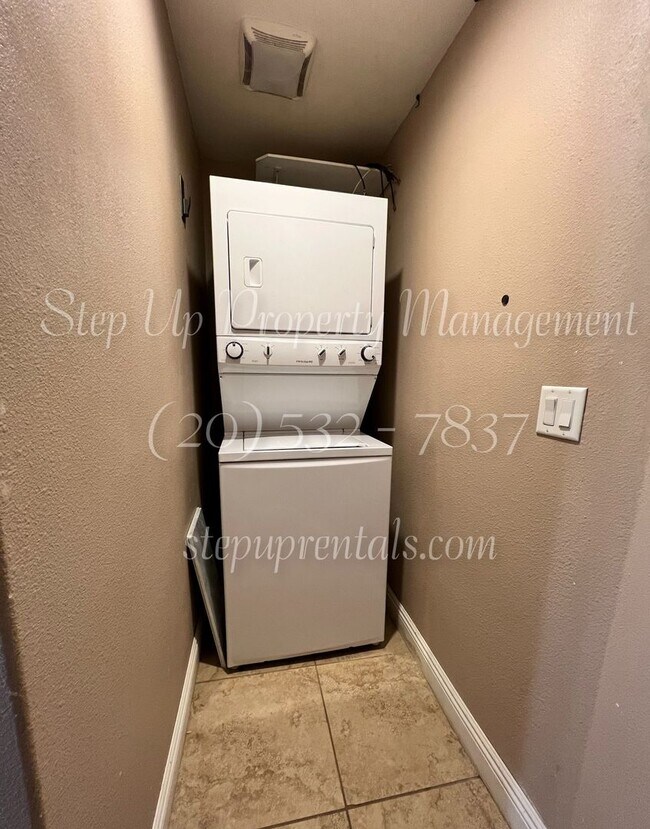 Building Photo - 2 Bedroom 2 Bath Home Walking Distance To ...