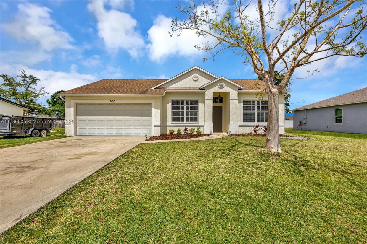 Primary Photo - 665 NE Horizon Ln