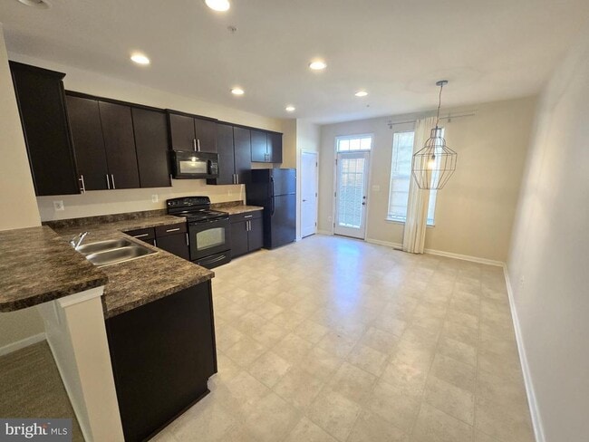 Building Photo - 705 S Macon St.