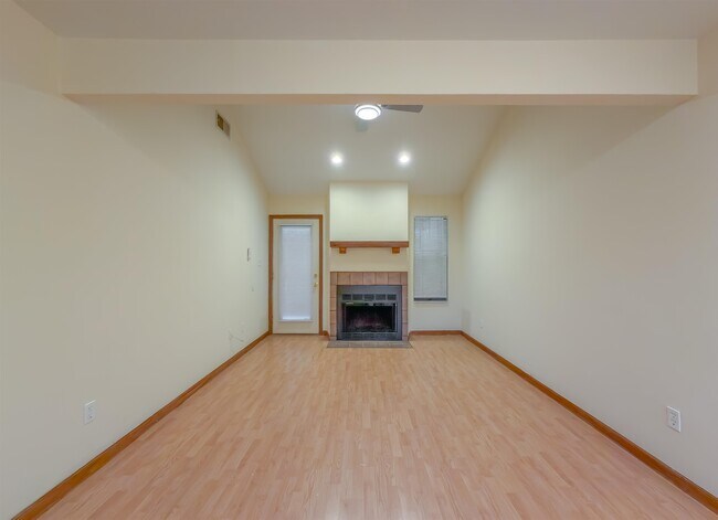 Foto del edificio - 1104 Greentree Ct